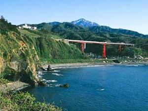 米山と米山大橋