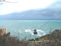 日本海と青海川弁天岩